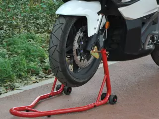 Caballete Elevador Universal tipo Soporte Delantero de Moto Portátil y Móvil – Color Rojo – Acero – 80 x 50 x 40cm