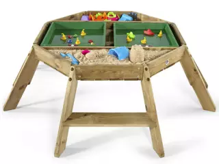 Mesa de actividades y arenero