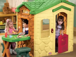 Casa Picnic en el patio CASITA INFANTIL