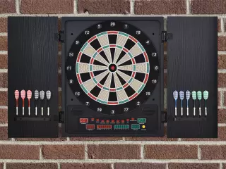Diana Electrónica Digital hasta 8 Jugadores con 12 Dardos y 30 Puntas con Pantalla LED Puertas 27 Juegos Distintos 51x6,5x57 cm Negro
