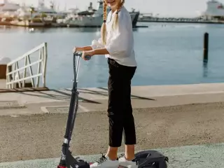 Patinete Scooter Eléctrico Plegable para Niños y Adolescentes Máx. 50 kg con Altura Ajustable Interruptor de Arranque y Frenos 75x36x82-93 cm Negro