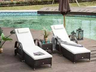 Set de 2 Tumbonas Chaise Longue + 1 Mesa de Ratan para Jardín o Terraza Sillas con Cojín y Respaldo Ajustable a 5 Niveles (Marrón)