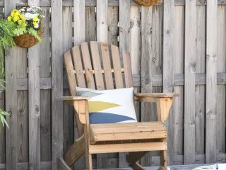 Sillón Mecedora Adirondack de Madera Natural 77x94x97 cm para Jardín Terraza Exterior de Estilo Rústico Carga 130kg Color Teca