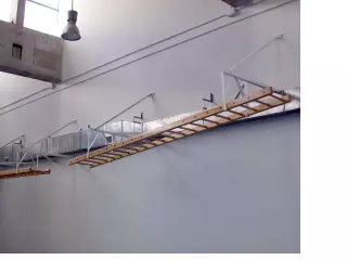 Anclaje de pared para escalera inclinada