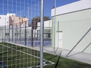 POSTE METÁLICO GALVANIZADO 6M PARA RED PROTECCIÓN CON PLETINA PARA ATORNILLAR