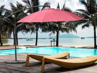 Sombrilla Ø300 cm Parasol de Jardín con Manivela Manual 18 Costillas y Ángulo Ajustable del Techo Base Cruzada Rojo