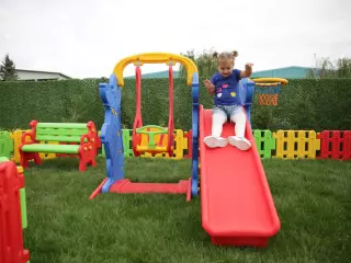 Columpio con tobogán y canasta