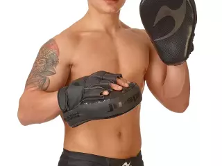 MITT CURVO ASSASSIN NEGRO JUSPORTS