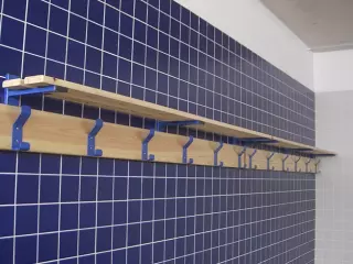 Perchero vestuario madera con repisa