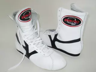 Botas boxeo en piel con suela de goma pegada y cosida.