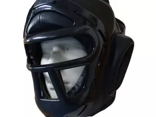 Casco deporte contacto con barras de protección.
