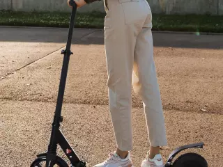 Patinete Eléctrico para Mayores de 14 Años E-Scooter Plegable Manillar Ajustable 15km/h Batería Recargable 22 6V Monopatín 150W Carga 100kg