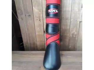 Espinillera con bota NKL negra