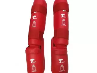 Espinillera de karate con empeine homologada RFEK roja.
