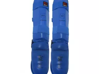 Espinillera con empeine Wakoku homologada WKF azul.