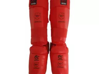 Espinillera con empeine Wakoku homologada WKF roja.