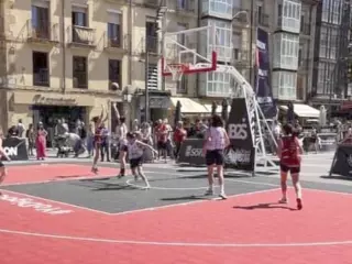 Juego canastas street basket 3x3 plegables por sistema de muelles.