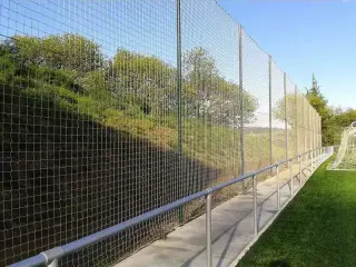 POSTE METÁLICO 6M PARA RED PROTECCIÓN CON PLETINA PARA ATORNILLAR