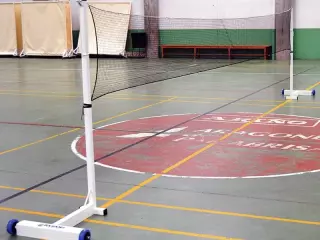 Juego de postes de bádminton reglamentarios con base