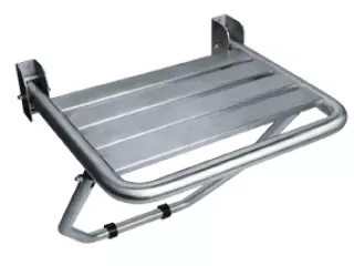 ASIENTO ABATIBLE CON APOYO A SUELO EN ACERO INOX SATINADO. VESTUARIO PISCINAS