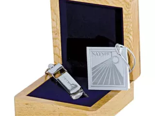 Silbato Naysir Mundial 82 Plateado con Estuche de Madera