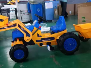 Tractor a Pedales Strong Superior con Volquete Delantero