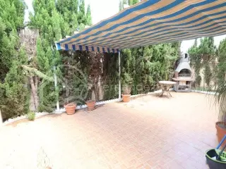 Chalet adosado de 2 niveles