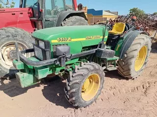 Tractor JOHN DEERE frutero.