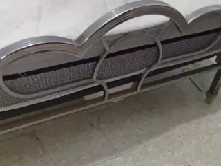 Cama antigua con cabeceros y largueros
