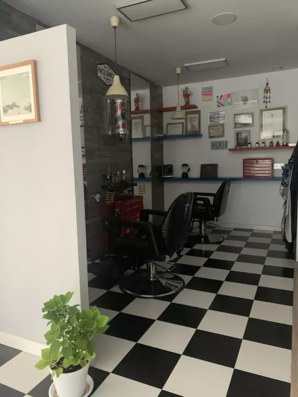 Se traspas peluquería,barbería con cabina d estética