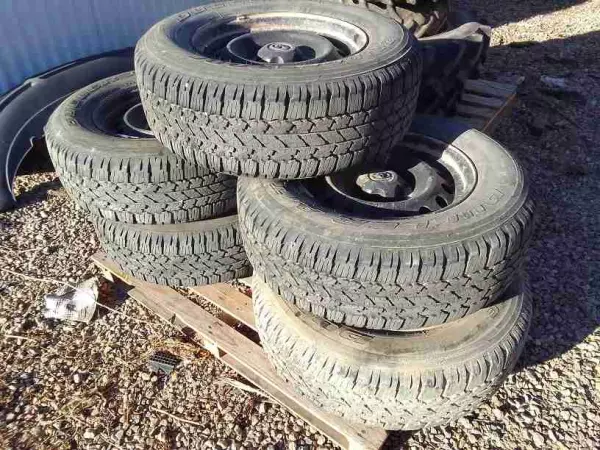 RUEDAS CON NEUMÁTICOS PARA TOYOTA LAND CRUIER.
