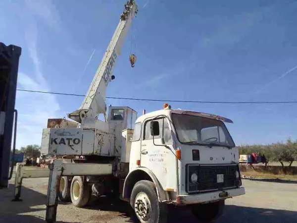 CAMION GRUA KATO DE 20 TONELADAS.