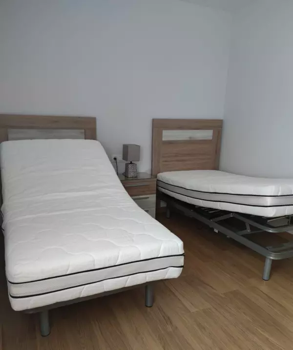 SE VENDEN CAMAS ARTICULADAS CON CABECEROS Y MESITA DE NOCHE.