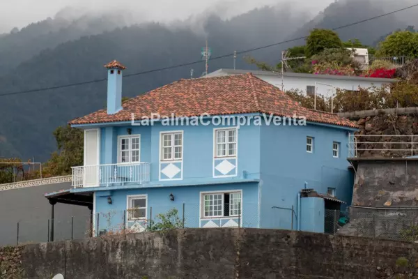 ID-375   Casa espectacular de dos plantas de altura y con un