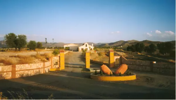 Se vende casa rural-cortijo, nave y finca de 50 Ha.