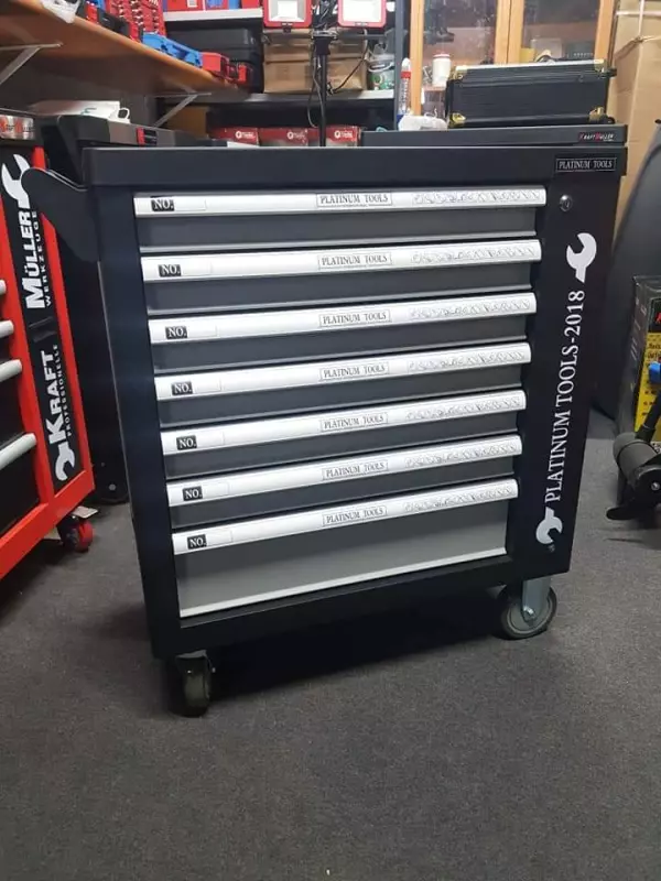 Carro nuevo con herramienta