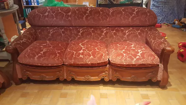 Se vende sofá con dos sillones con talla.