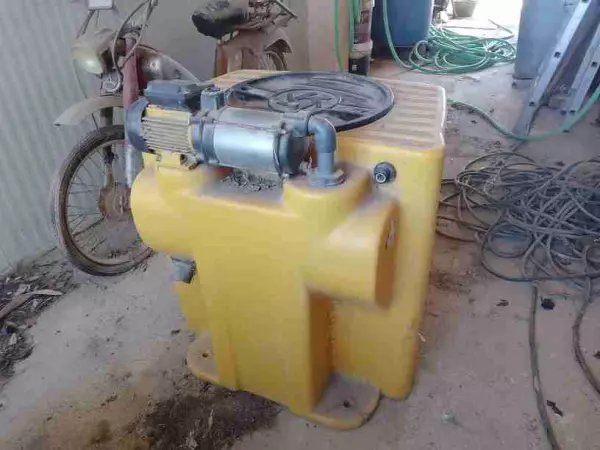 DEPOSITO DE 200 LITROS CON BOMBA ELECTRICA.