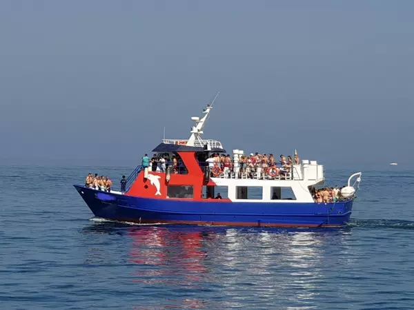 BARCO DE PASAJE Y TURISMO CAPACIDAD 144 PASAJEROS