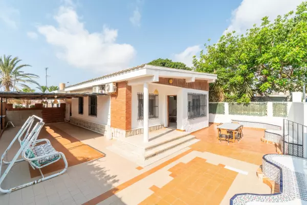 Chalet independiente de 4 habitaciones en Aguas Nuevas (Torrevieja)