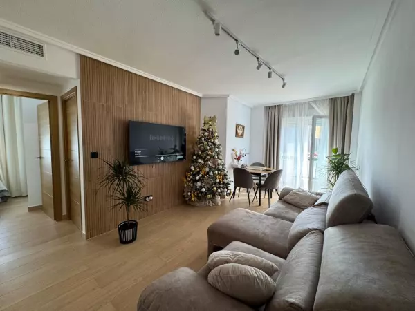 APARTAMENTO DE 3 HABITACIONES Y DOS BAÑOS EN TORREVIEJA (ALICANTE ) PLAYA DEL CURA A 600 METROS.