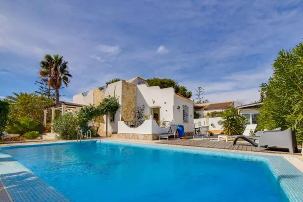VILLA INDEPENDIENTE EN ORIHUELA COSTA( LA ZENIA) CON PISCINA PRIVADA.