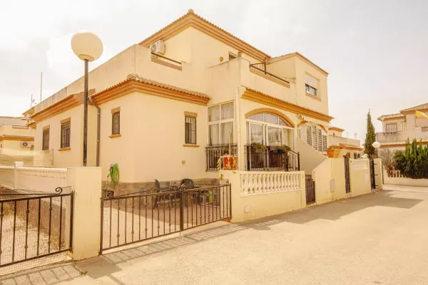 CHALET ADOSADO DE 2 HABITACIONES 2 BAÑOS EN SECTOR 25 EN TORREVIEJA ( AGUAS NUEVAS) ALICANTE