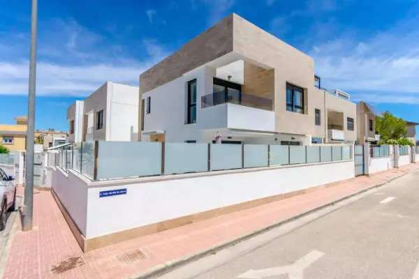 VILLA DE OBRA NUEVA. 3 DORM. 3 BAÑOS. 171 M2 DE PARCELA. PIACINA PROPIA. 194M2 DE CASA.