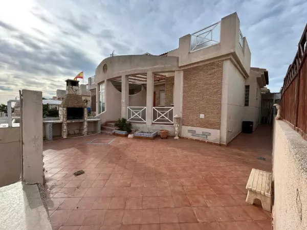 SE VENDE ADOSADO DE 3 HABITACIONES 2 BAÑOS EN PLAYA FLAMENCA ( ORIHUELA COSTA)