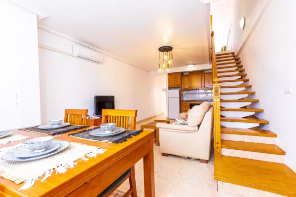 SE ALQUILA POR TEMPORADA APARTAMENTO CON VISTAS AL MAR DE 2 HABITACIONES 2 BAÑOS EN TORREVIEJA