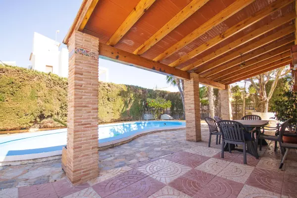 CHALET DE 3 HABITACIONES 2 BAÑOS, PISCINA EN TORREVIEJA ZONA LOS FRUTALES (ALICANTE)
