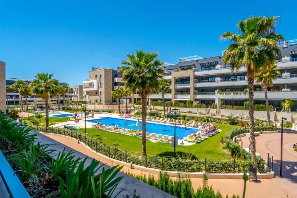 PRECIOSO APARTEMENTO EN ORIHUELA COSTA ( PLAYA FLAMENCA) DE 2 DORM. 2 BAÑOS. GARAJE. PISCINA.