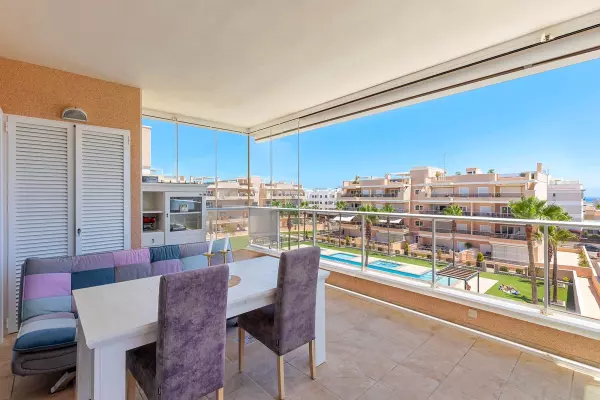 PRECIOSO APARTAMENTO EN ORIHUELA COSTA. 2 DORM. 2 BAÑOS. CON GARAJE Y PISCINA. GRAN TERRAZA DE 16 M2