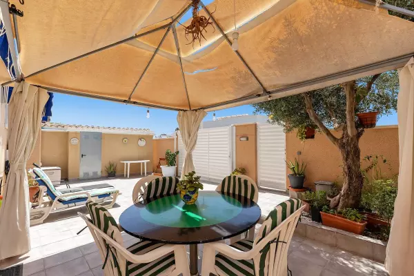 BUNGALOW PLANTA BAJA EN ORUHUELA COSTA. 2 DORM. 1 BAÑO. PARCELA 60 M2. PLAYA A 600 METROS.